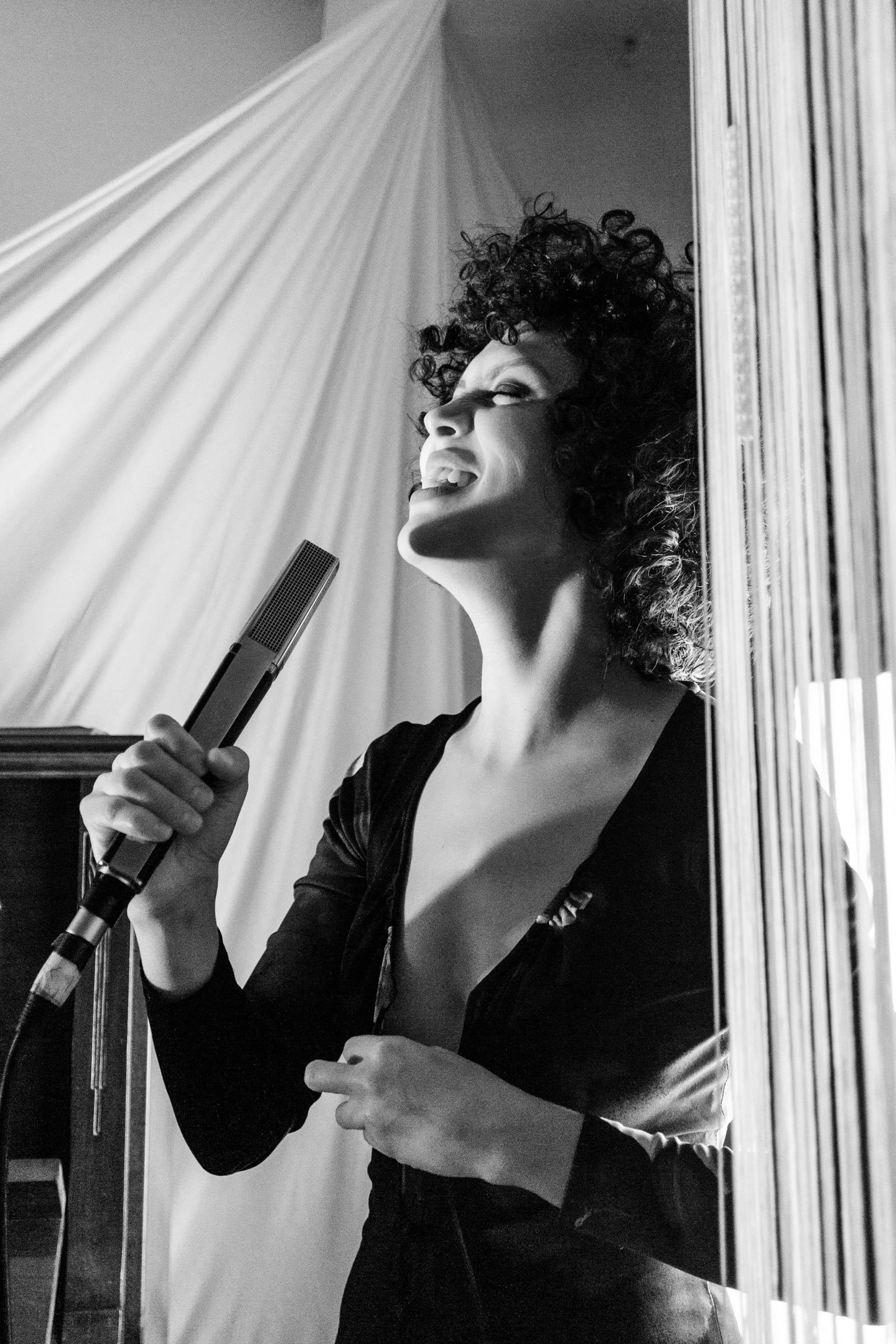 Cantora, compositora e performer, Paola possui experi&ecirc;ncia em dan&ccedil;a e teatro