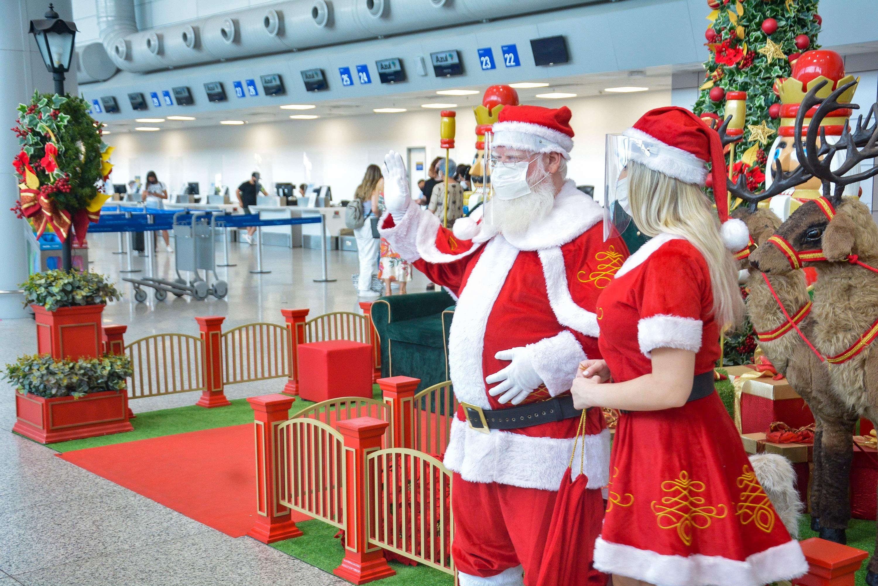 Papai Noel e Noelete ficaram dispon&iacute;vel para fotos