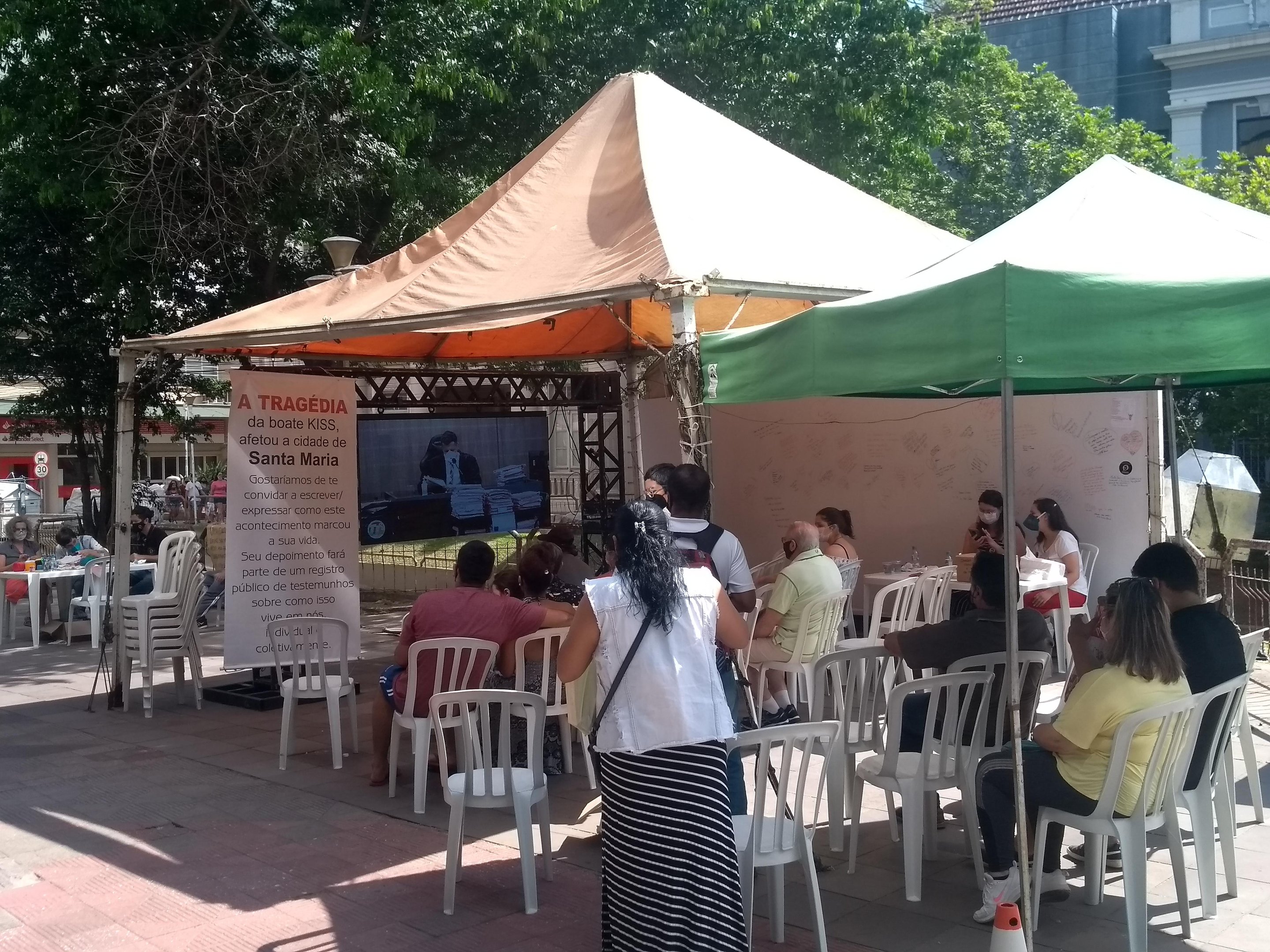 As tendas est&atilde;o colocadas no cal&ccedil;ad&atilde;o ao lado da Pra&ccedil;a Saldanha Marinho