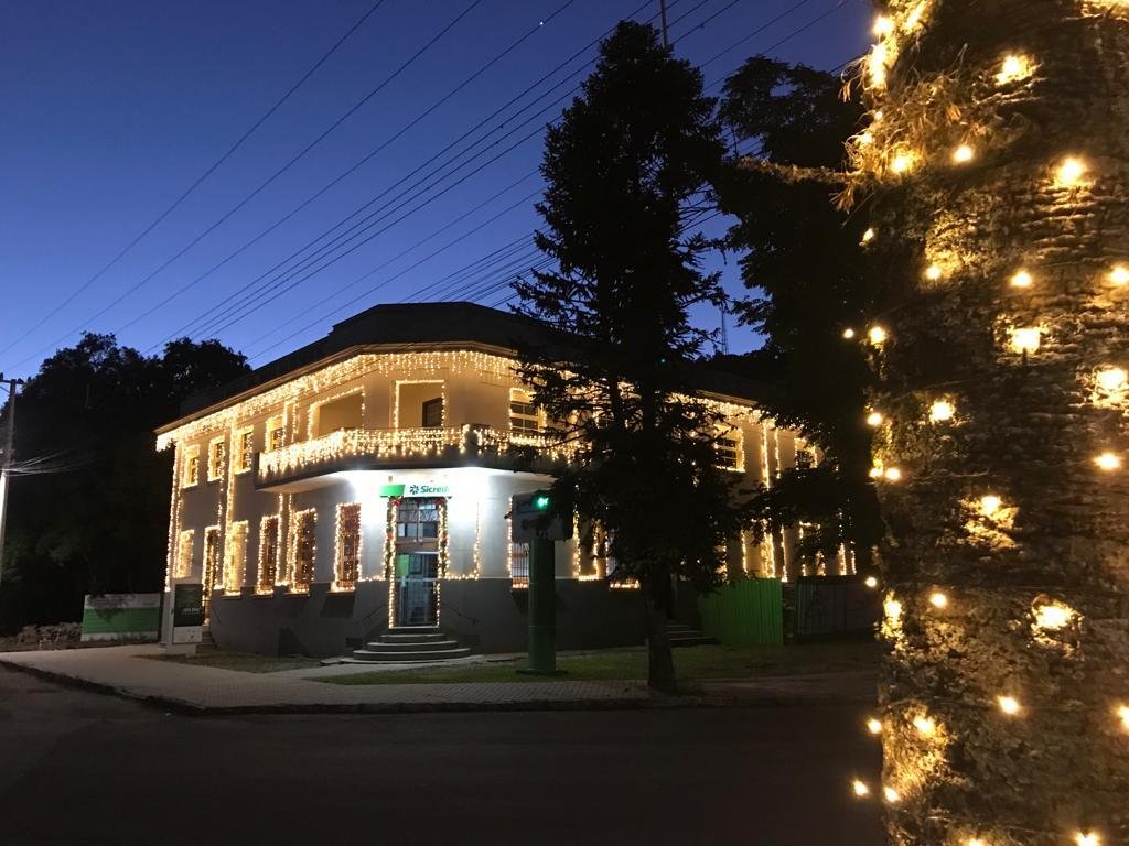 Em Nova Petr&oacute;polis, o pr&eacute;dio e os espa&ccedil;os no entorno da Pra&ccedil;a Padre Theodor Amstad j&aacute; est&atilde;o decorados e iluminados para receber o p&uacute;blico