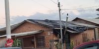 Mais de 130 casas tiveram seus telhados perfurados pelo granizo ou danificados pelo vento