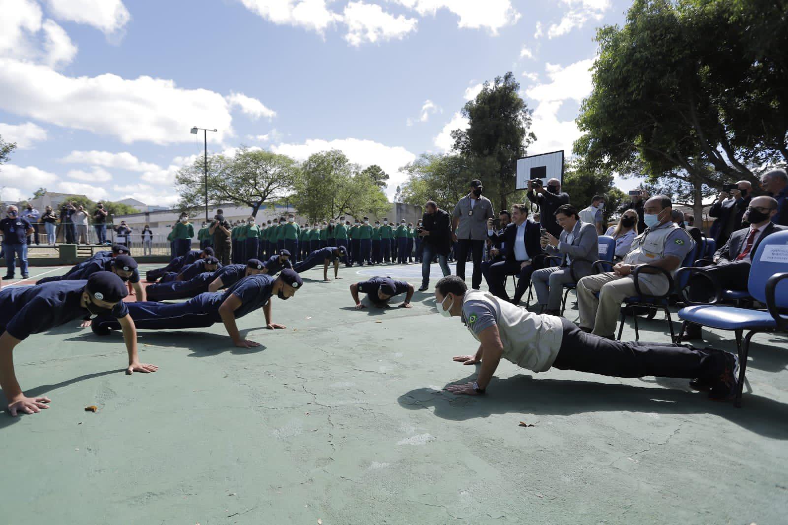General Mour&atilde;o praticou exerc&iacute;cios f&iacute;sicos com alunos