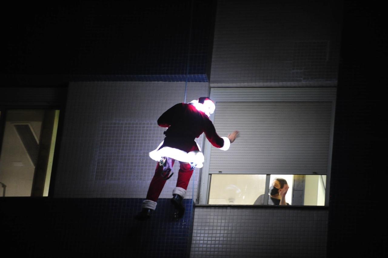 Papai Noel radical interagiu com as crian&ccedil;as internadas pela janela dos quartos