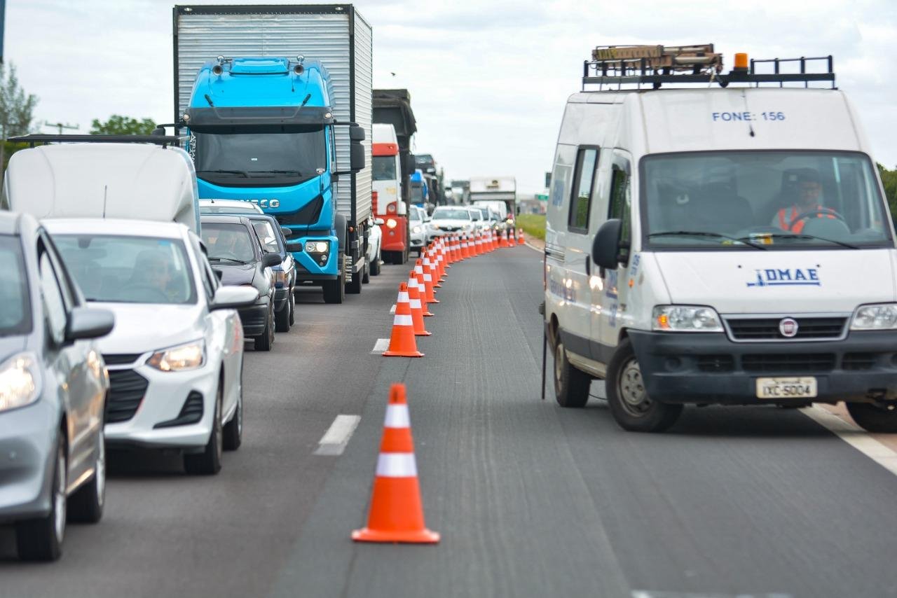 Obra provocou interrup&ccedil;&atilde;o no V&atilde;o do Rio Jacu&iacute;, pr&oacute;ximo ao km 103 da BR 290, durante a tarde desta quarta-feira