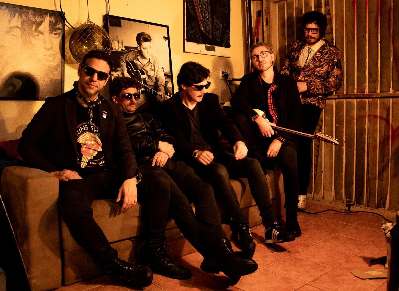 Monstrolab &eacute; um Frankenstein de colagens entre refer&ecirc;ncias do estilo, com influ&ecirc;ncias que v&atilde;o de Rolling Stones a The Strokes, passando por Beatles e The Stooges