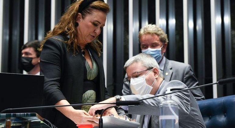 K&aacute;tia Abreu entrega doces a Anastasia durante vota&ccedil;&atilde;o da PEC dos Precat&oacute;rios