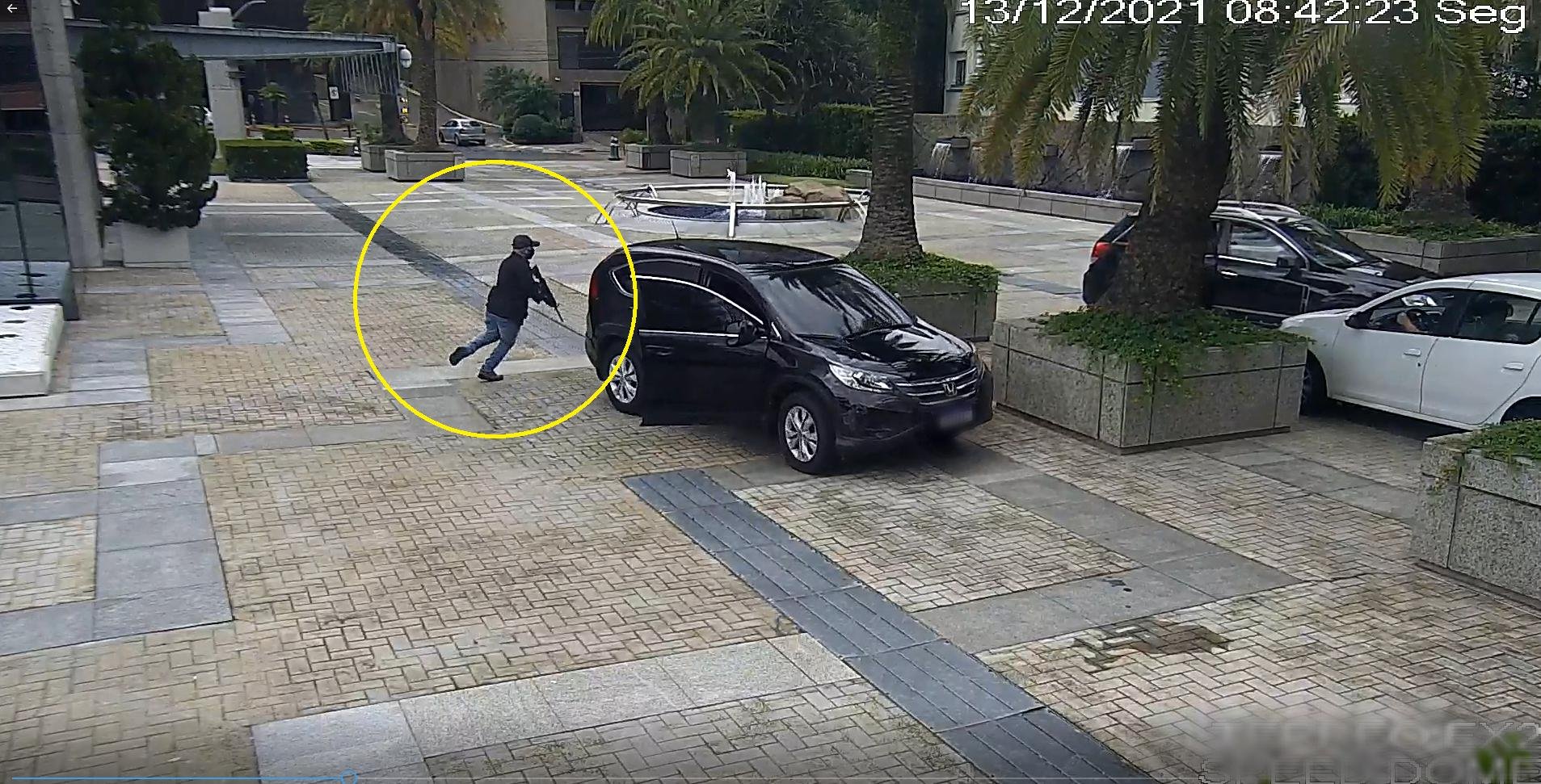 C&acirc;mera de monitoramento registrou atirador com fuzil