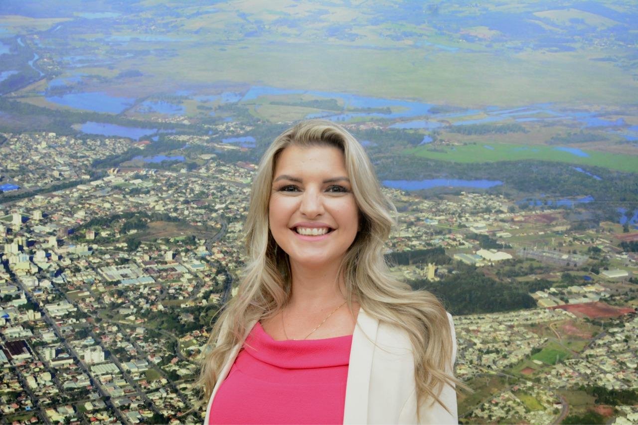 Natural de Campo Bom, G&ecirc;nifer Engers &eacute; casada, tem dois filhos e &eacute; professora da rede municipal