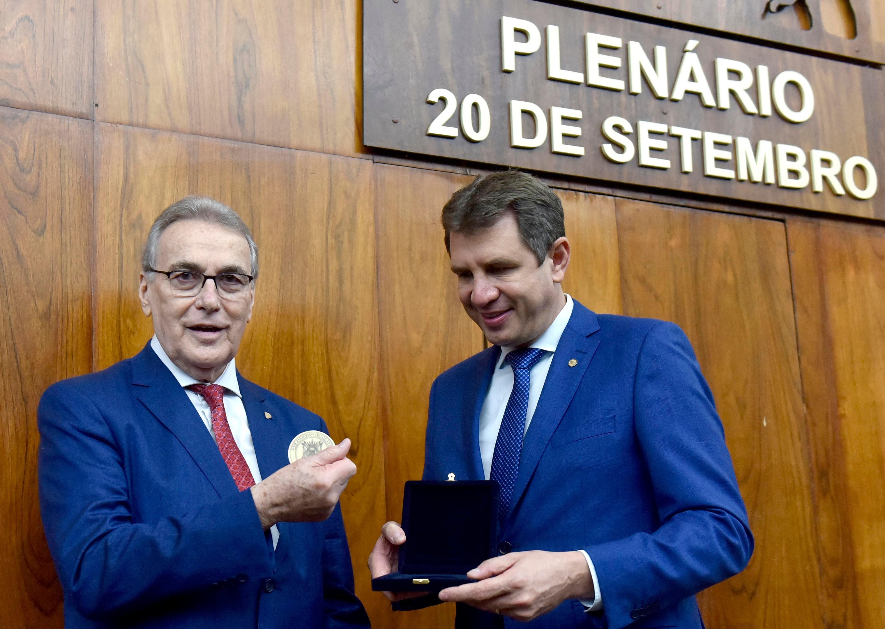 Celso Bernardi ao receber a medalha de Ernani Polo, proponente da homenagem