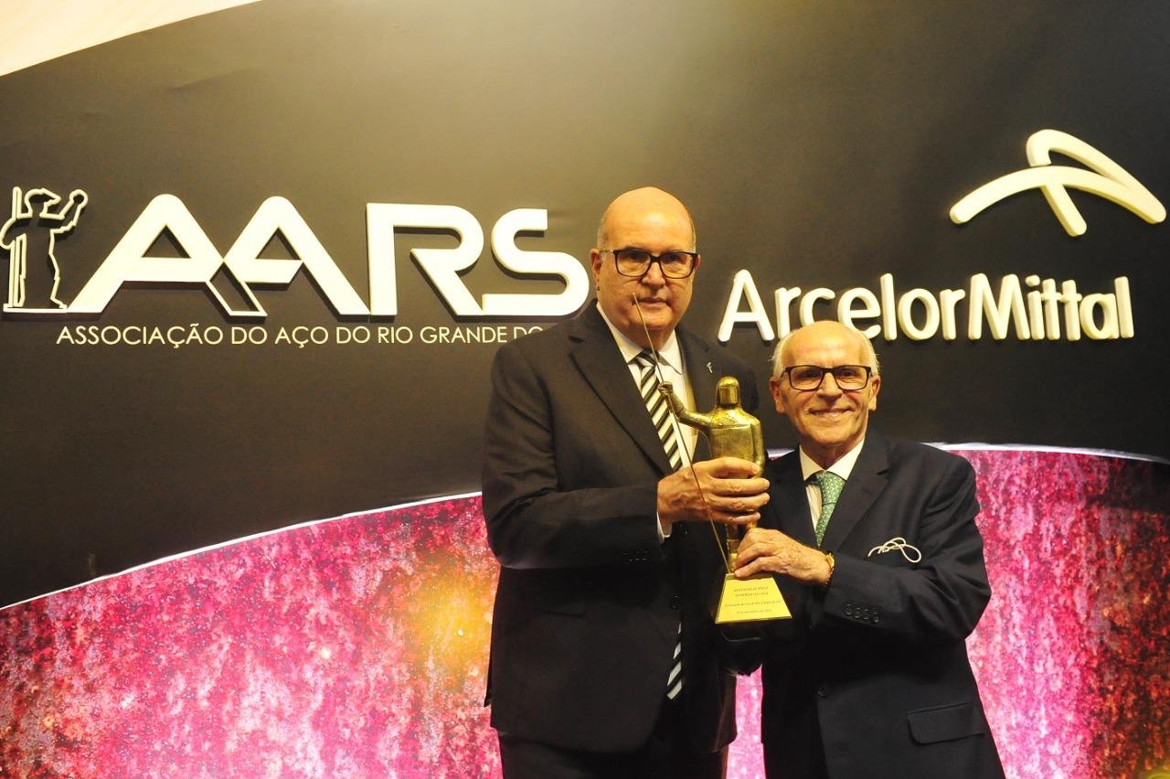 Vencedor destacou contribui&ccedil;&atilde;o "de muitos" para conquistar honraria