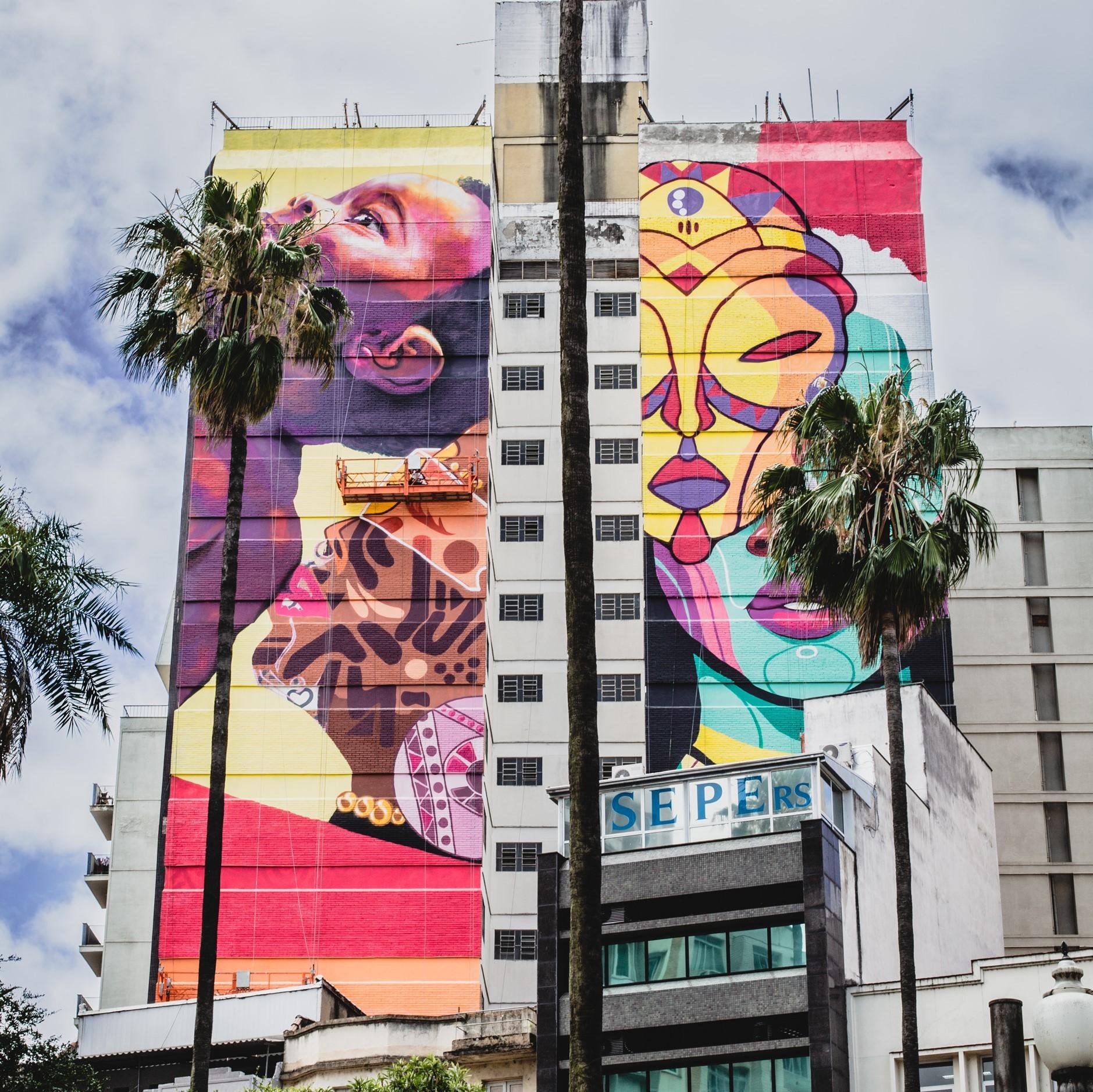 &ldquo;Mural Aurora Negra&rdquo; foi criado por Braziliano, Felipe Reis, Gugi&ecirc; e Negritoo &mdash; refer&ecirc;ncias de arte urbana no pa&iacute;s, al&eacute;m de Trampo e Ofavo