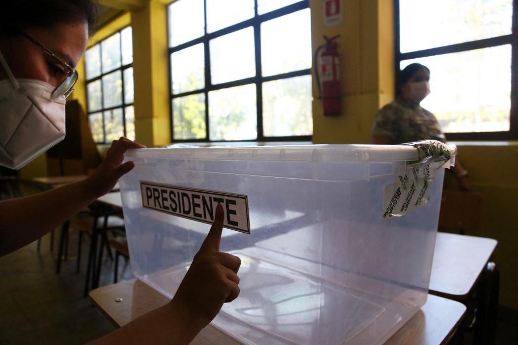 Candidatos de esquerda (Boric) e direita (Kast) tentam atrair votos moderados para decidir quem ser&aacute; o pr&oacute;ximo presidente do pa&iacute;s