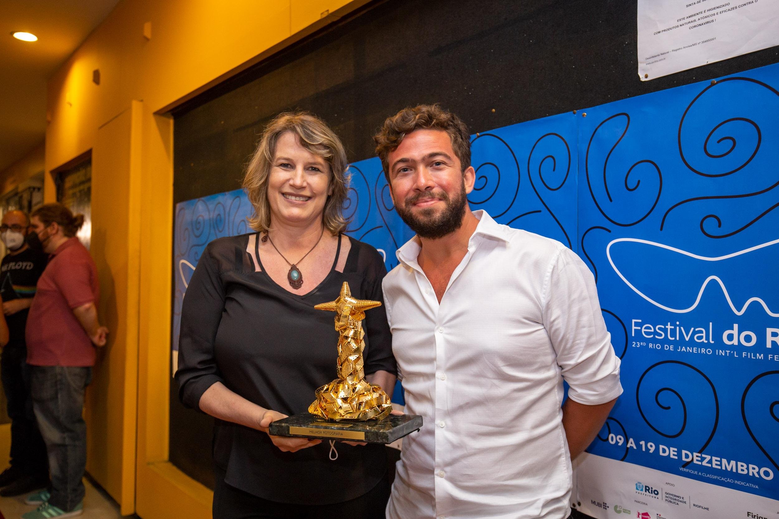 Tatiana Sager e Giovani Borba recebem o pr&ecirc;mio