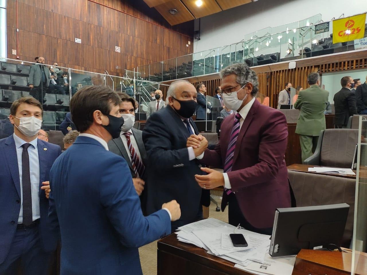 Em plen&aacute;rio, deputados comemoram aprova&ccedil;&atilde;o do piso do magist&eacute;rio