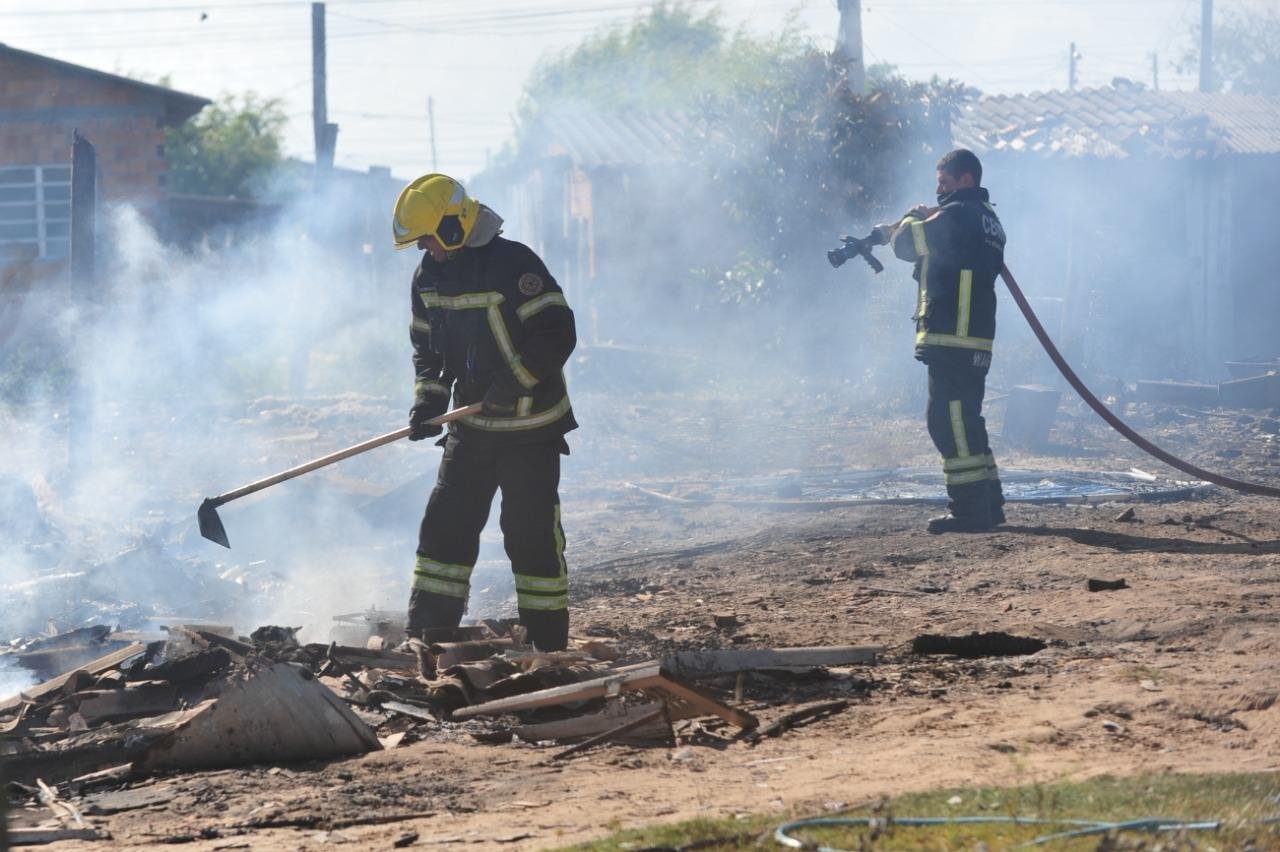 Controle das chamas contou com trabalho do Corpo de Bombeiros de Imb&eacute; e Tramanda&iacute; nesta quinta-feira