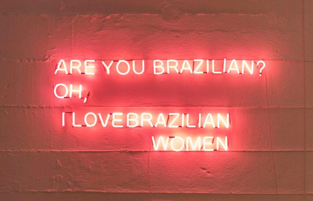&ldquo;Brazil&rdquo;, de Santarosa Barreto, &eacute; o resultado de uma resid&ecirc;ncia art&iacute;stica na Fran&ccedil;a. A artista, assim como muitas das mulheres que vivem fora do Brasil ou que visitam outros pa&iacute;ses, era frequentemente confrontada com uma forma de "negging" &ndash; em que um aparente elogio, na verdade, est&aacute; imbu&iacute;do de outra inten&ccedil;&atilde;o. Neste caso, o coment&aacute;rio sugere a expectativa sexual que se tem em rela&ccedil;&atilde;o &agrave;s mulheres brasileiras ou latinas.