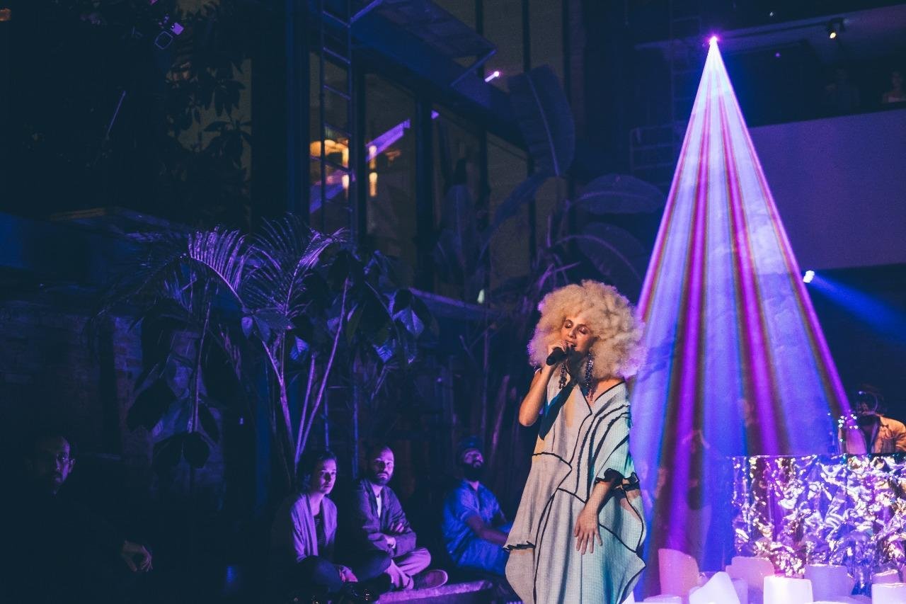 Luiza Lian desembarca em Porto Alegre no dia 19 de fevereiro para apresentar uma performance intimista e imersiva