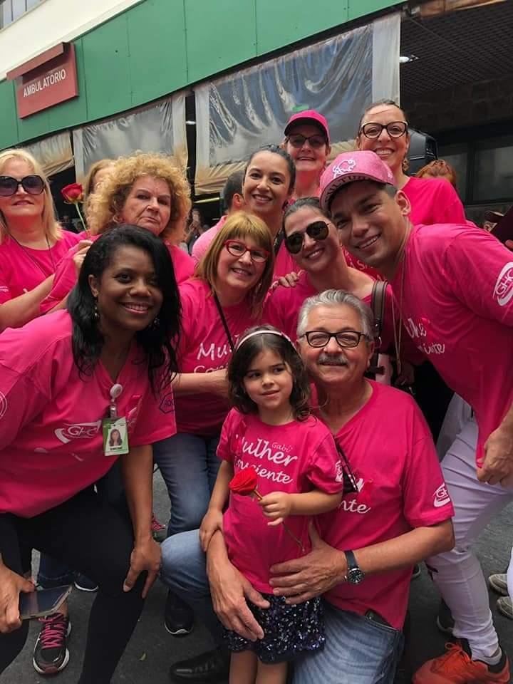 Bia, Dr. Pedrini e outras volunt&aacute;rias do grupo, na &uacute;ltima caminhada organizada em prol do outubro rosa, em 2019.
