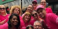 Bia, Dr. Pedrini e outras voluntárias do grupo, na última caminhada organizada em prol do outubro rosa, em 2019.