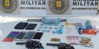 Duas armas com munição e drogas foram apreendidas