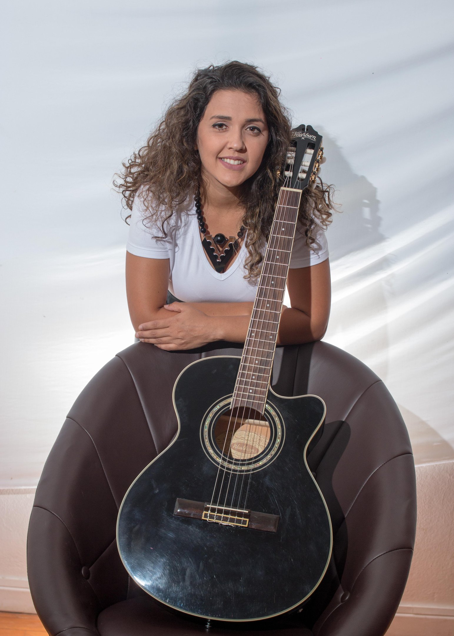 A cantora e compositora ga&uacute;cha Gabi Nogueira lan&ccedil;a single