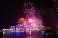 Dubai comemorou a chegada de 2022 com 36 fogos de artifício lançados em 29 locais diferentes