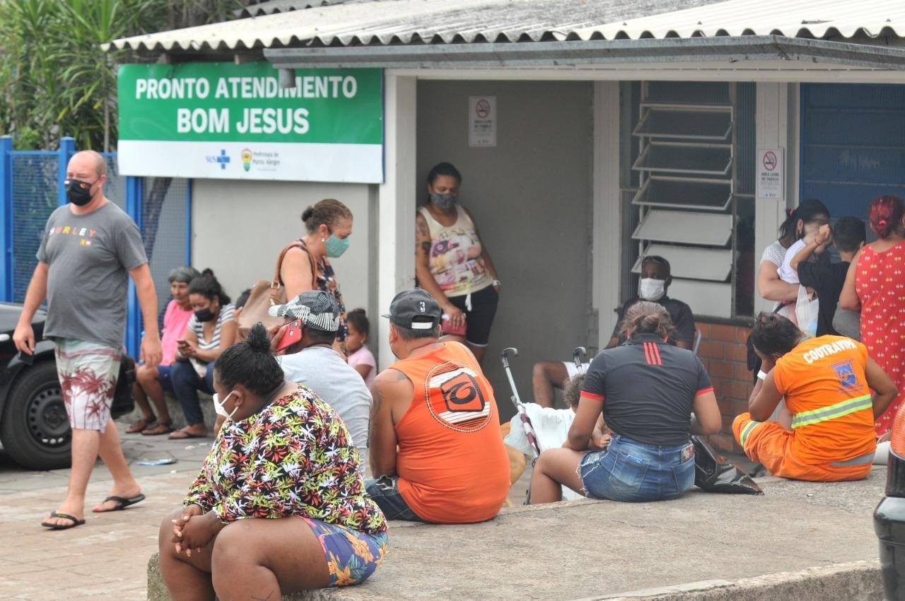 Popula&ccedil;&atilde;o aguarda atendimento em unidade de sa&uacute;de de Porto Alegre
