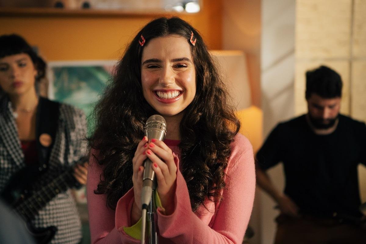 Com 22 anos, a jovem e &eacute; uma das maiores apostas da nova cena da m&uacute;sica brasileira.