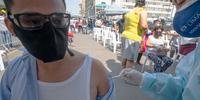 Em Lima, centenas de pessoas com sintomas formavam longas filas desde a madrugada para se testar e se vacinar