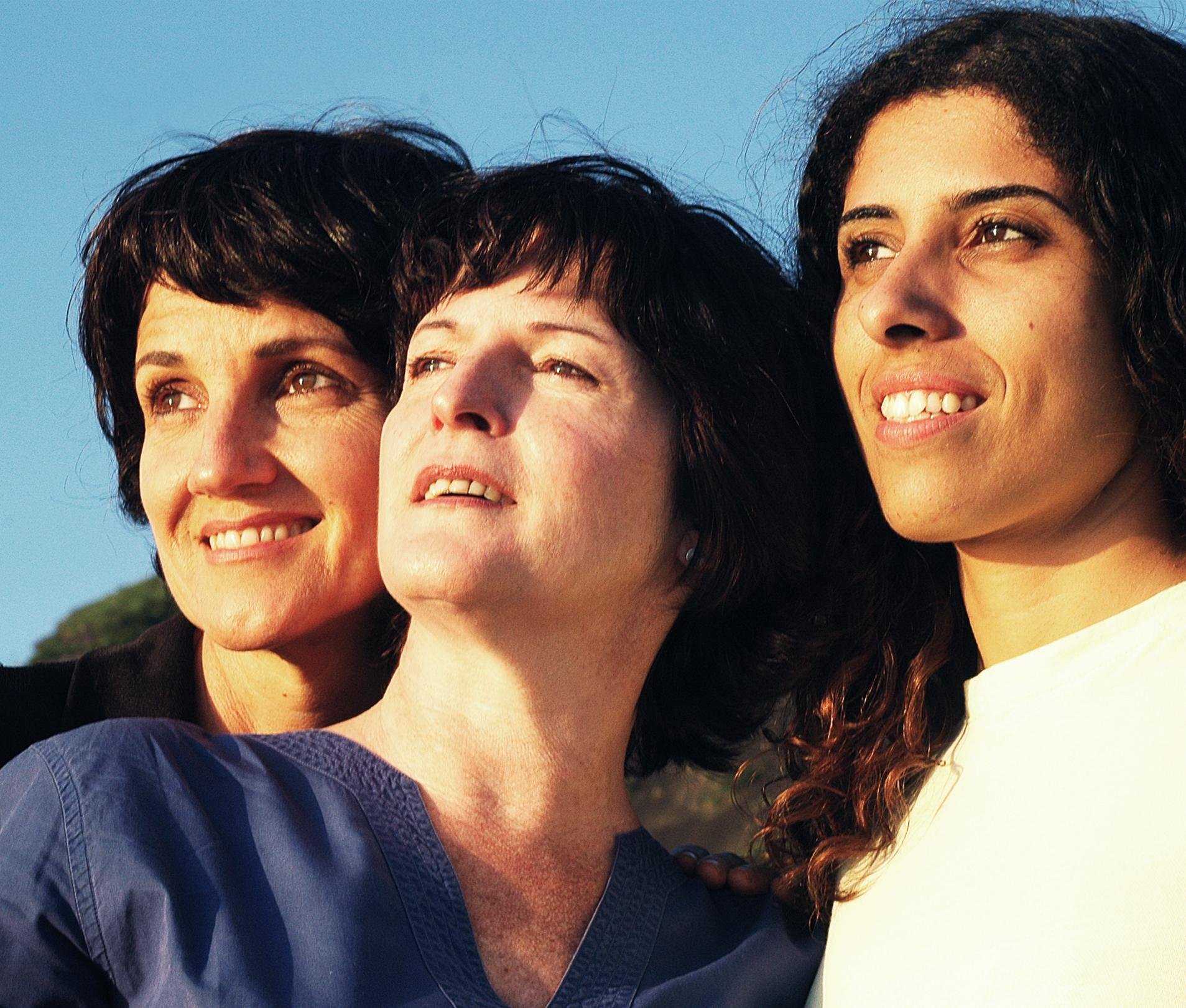 O trio Eveline Hecker, Camilla Dias e Georgiana de Moraes canta, recita, conversa, recriando uma atmosfera muito próxima a dos shows que fizeram a história da Bossa Nova