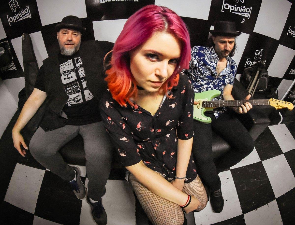A Hard Blues Trio banda funde Rock e Blues para moldar can&ccedil;&otilde;es nestes estilos musicais