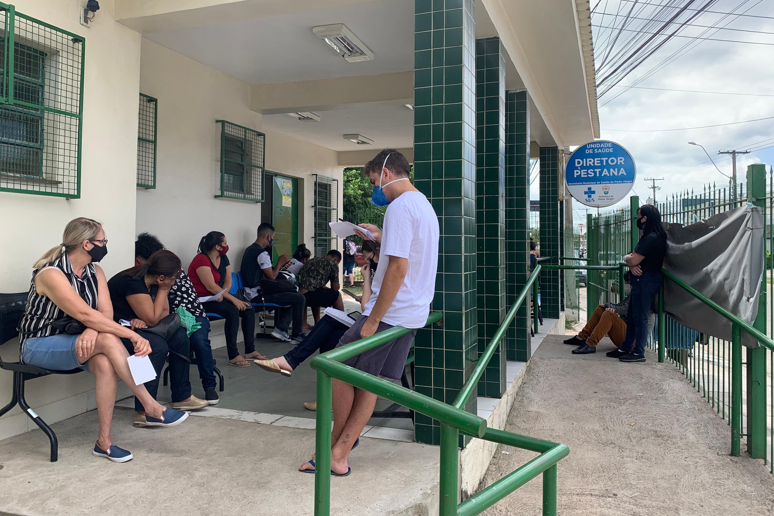 Aumento no n&uacute;mero de casos tem gerado filas nos hospitais e postos de sa&uacute;de