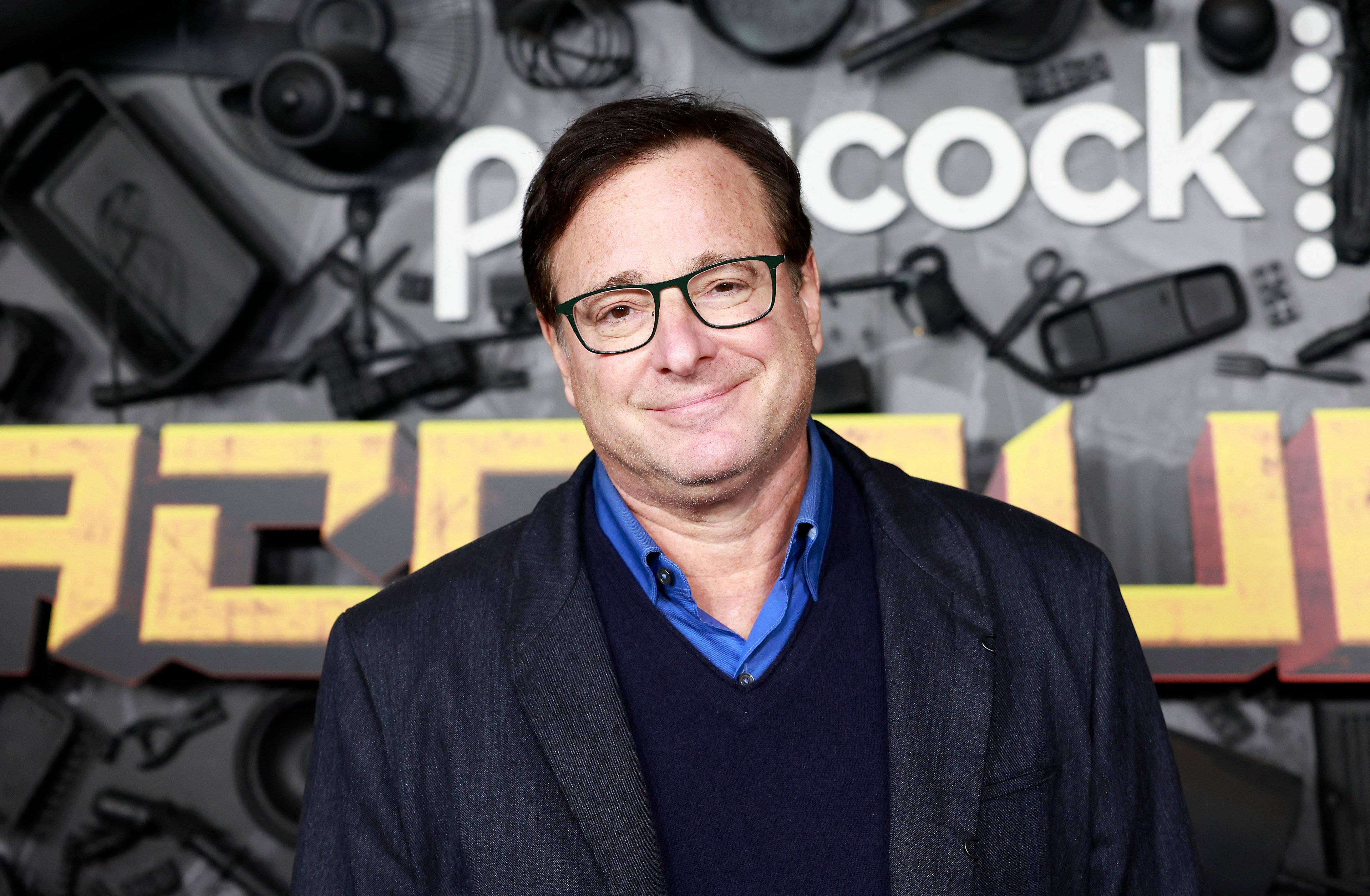 Bob Saget, estrela da s&eacute;rie de televis&atilde;o "Tr&ecirc;s &eacute; demais" foi encontrado morto em um quarto de hotel na Fl&oacute;rida no domingo (9).