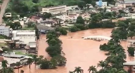 Ponte rompeu com aumento do n&iacute;vel do rio