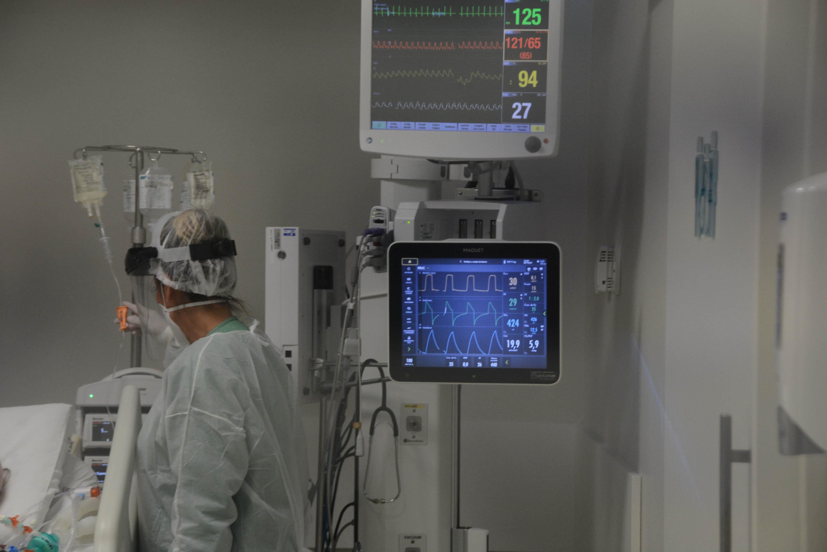 Muitos dos hospitalizados pelo mundo contra&iacute;ram a variante &ocirc;micron