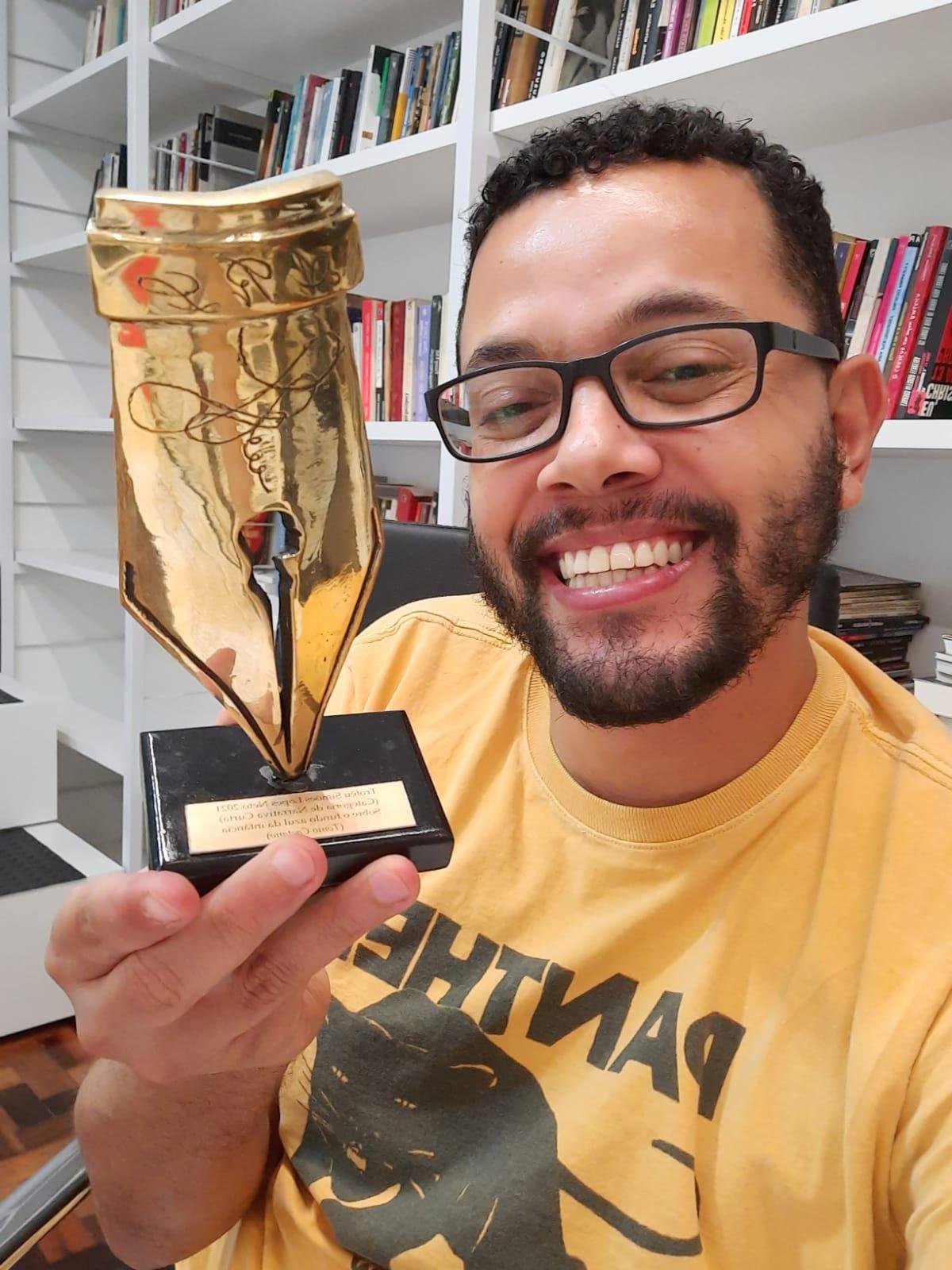 T&ocirc;nio Caetano ganhou o trof&eacute;u Sim&otilde;es Lopes Neto, para Narrativa Curta, com 'Sobre o fundo azul da inf&acirc;ncia'