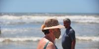 Poucos veranistas seguem usando rigorosamente a máscara nas praias