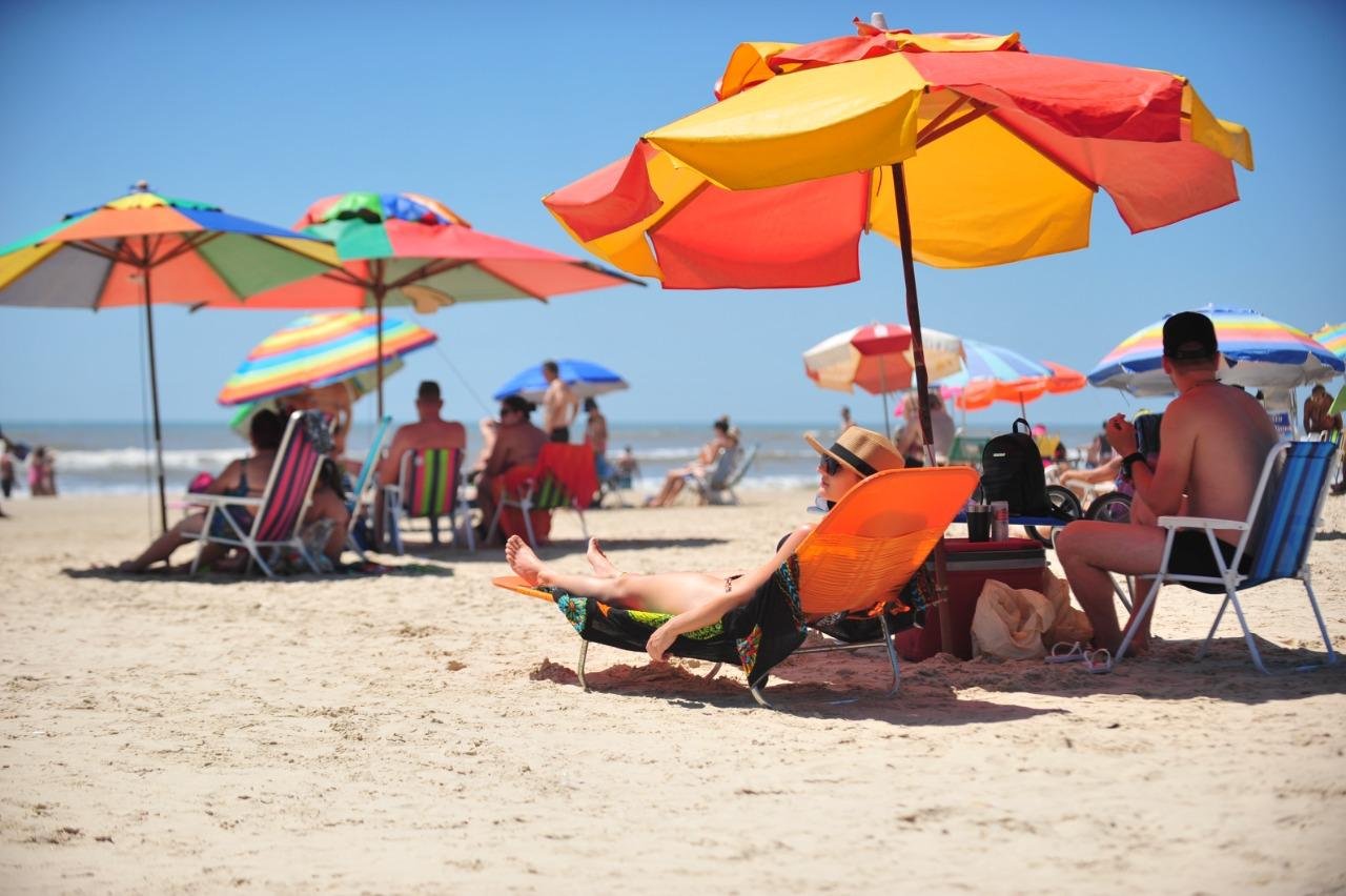 Dia ter&aacute; sol entre nuvens com altas temperaturas