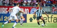Douglas Costa voltou a dizer que permanecerá no Grêmio
