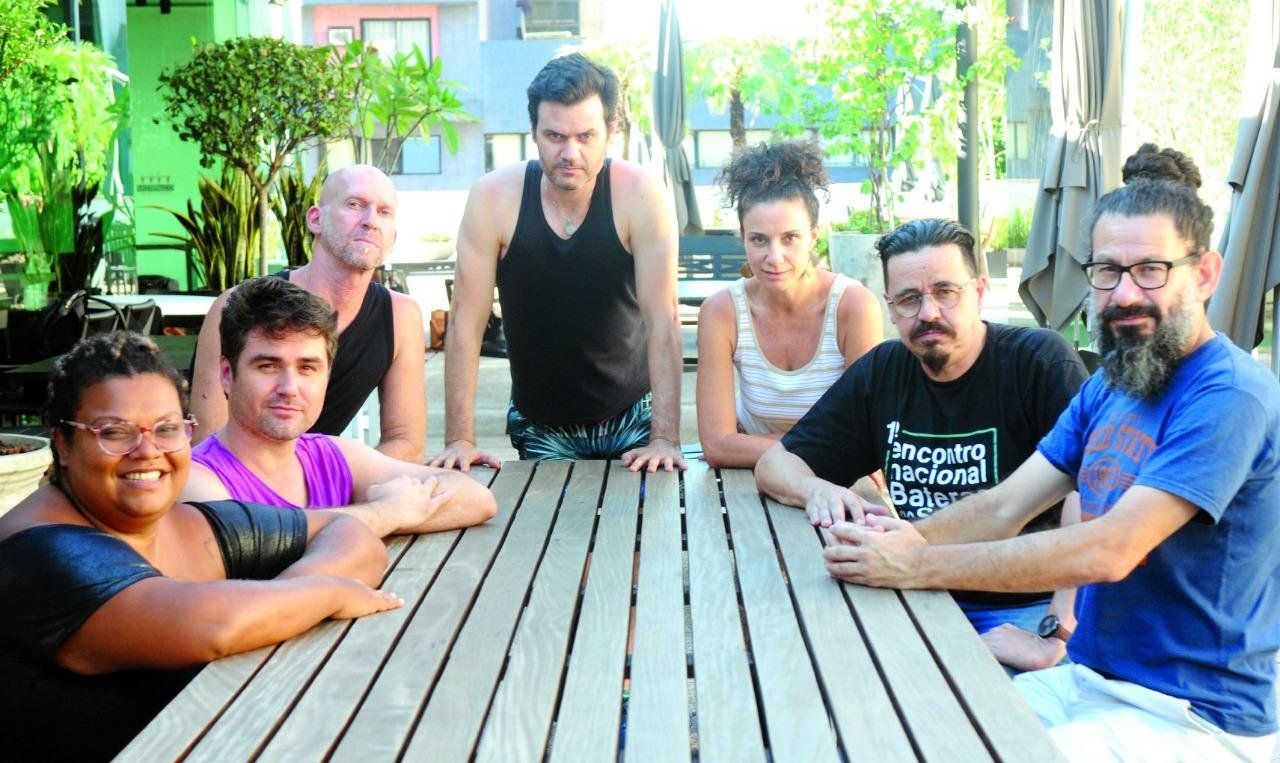 Elenco da pe&ccedil;a em ensaio, no Multipalco Theatro S&atilde;o Pedro, que sediaria a curta temporada, transferida para um espa&ccedil;o maior, prop&iacute;cio ao distanciamento