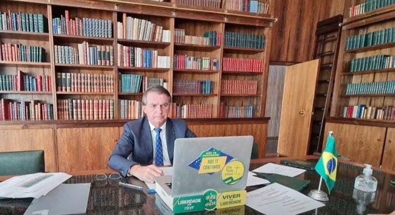 Bolsonaro em transmiss&atilde;o ao vivo