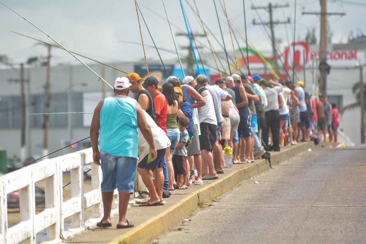 Pescadores tentam fisgar peixes na ponte entre Imb&eacute;-Tramanda&iacute;