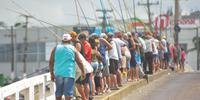 Pescadores tentam fisgar peixes na ponte entre Imbé-Tramandaí