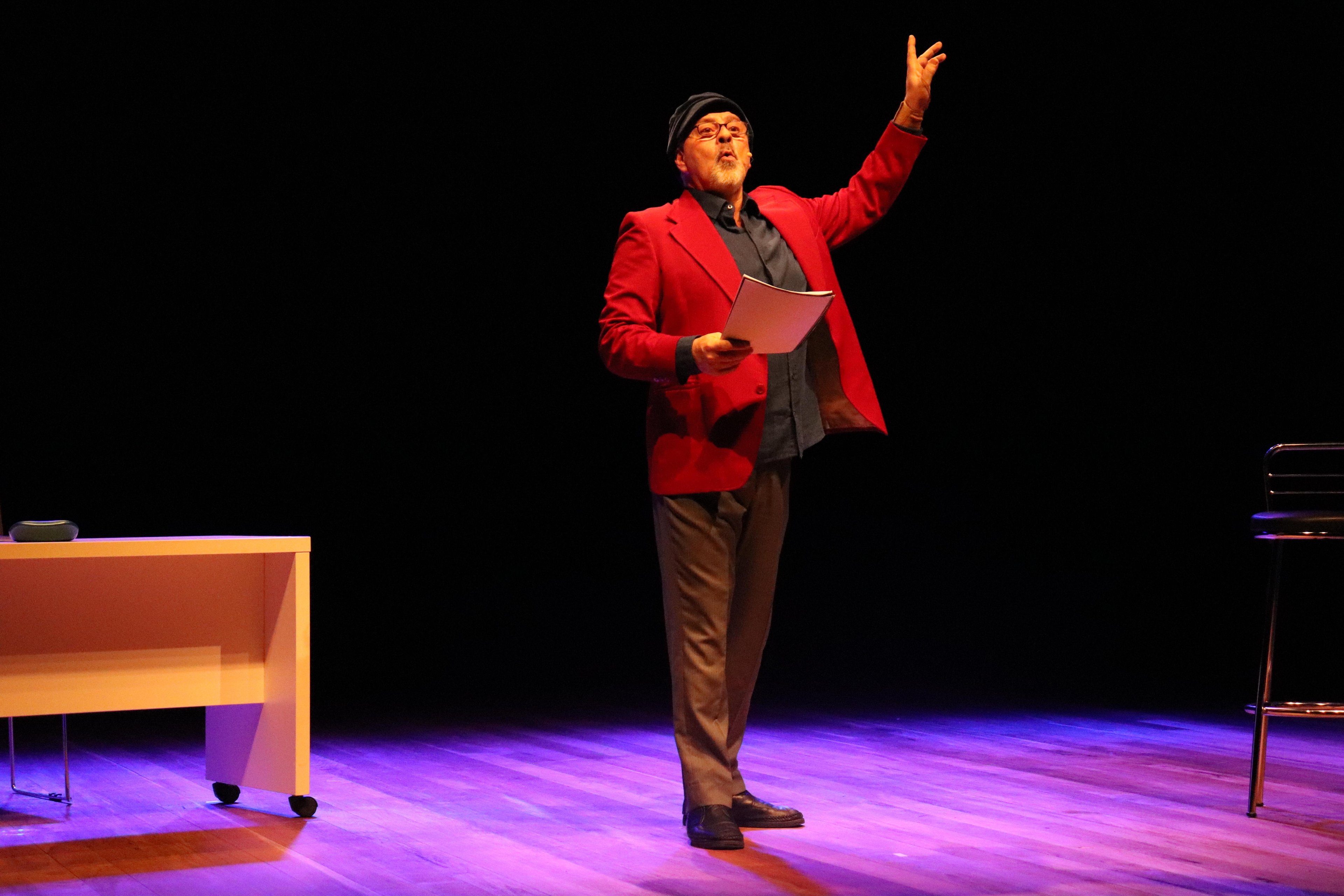 Oscar Simch atua, dirige e roteiriza a pe&ccedil;a que estar&aacute; no Teatro de Arena nesta ter&ccedil;a e quarta-feira