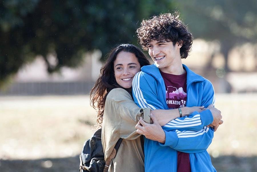 Gabriel Leone e Alice Braga vivem personagens ic&ocirc;nicos do Rock Brasil dos anos 1980