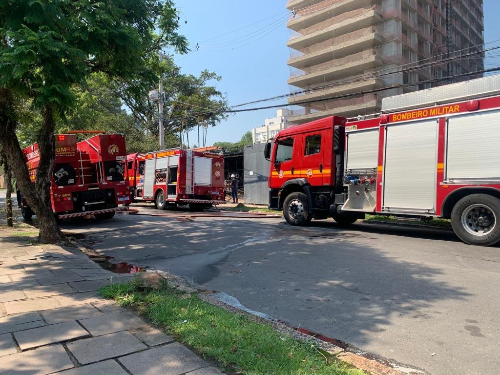 Tr&ecirc;s caminh&otilde;es de bombeiros se deslocaram ao local