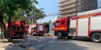 Três caminhões de bombeiros se deslocaram ao local