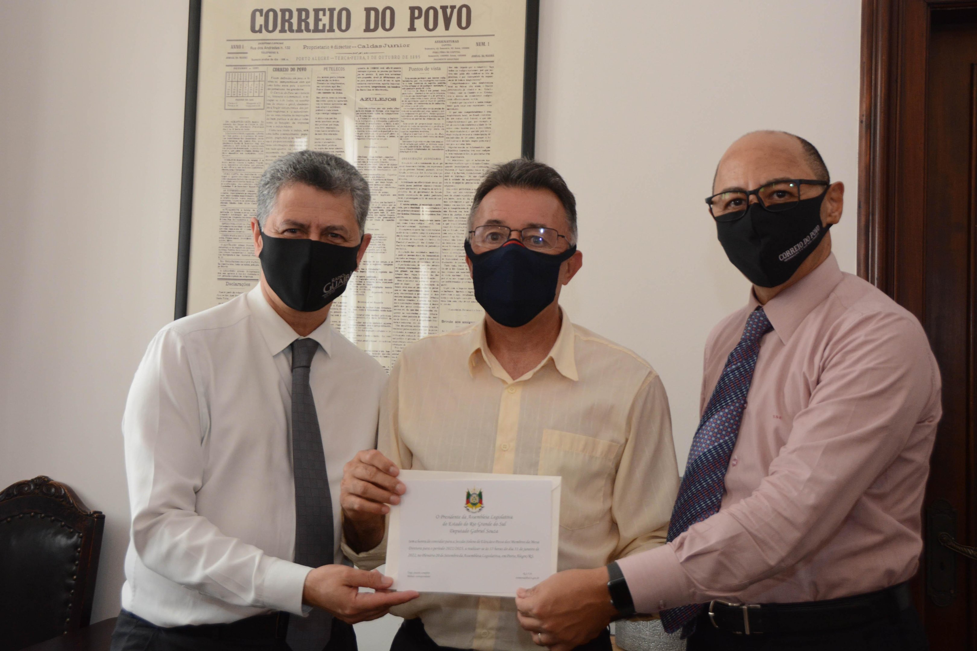 Valdeci Oliveira entregou pessoalmente o convite da posse ao presidente do Correio do Povo, Sidney Costa, e ao diretor da R&aacute;dio Gua&iacute;ba Jefferson Torres.