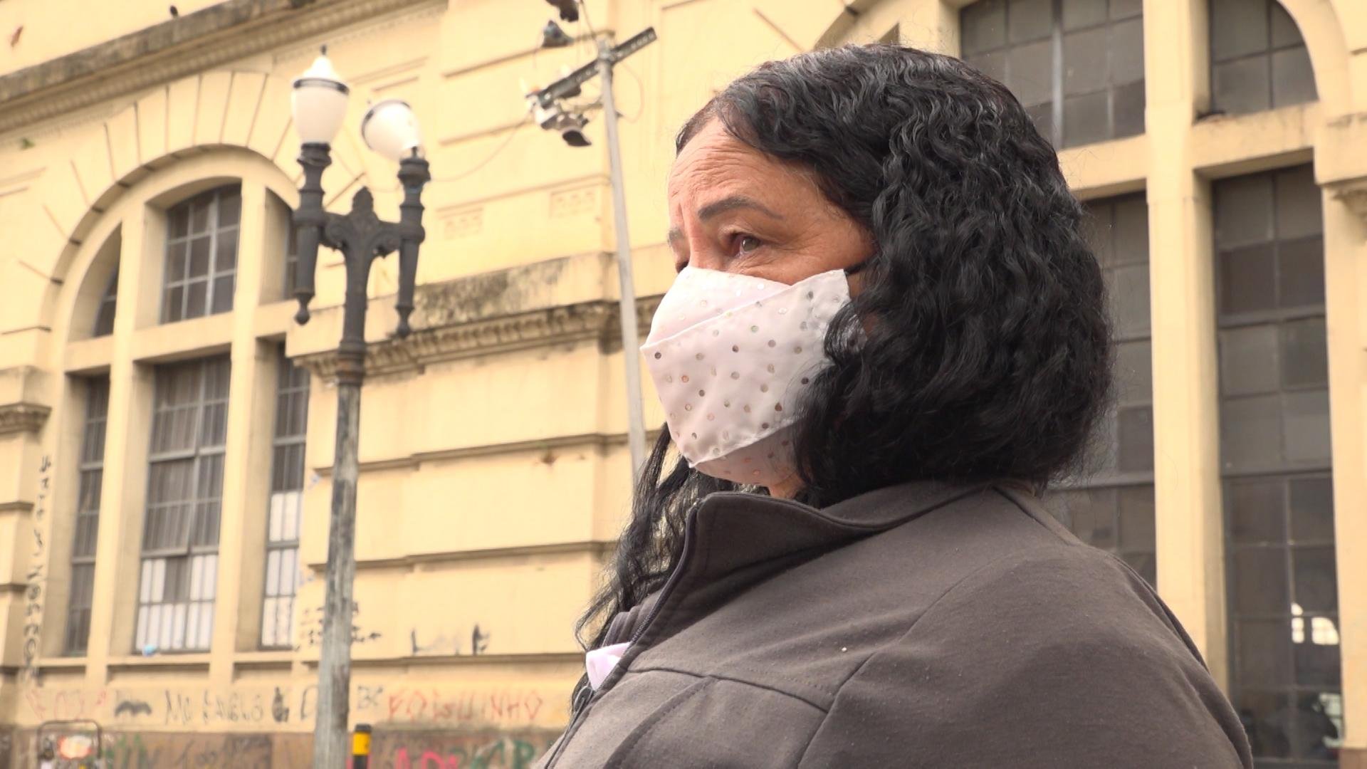 "&Eacute; meu filho, n&atilde;o posso deix&aacute;-lo, tenho que fazer o poss&iacute;vel para tirar ele daqui", desabafa Dina, que viaja quando pode do Paran&aacute; para pelo menos dar um abra&ccedil;o em seu filho Diego, morador da Cracol&acirc;ndia.
