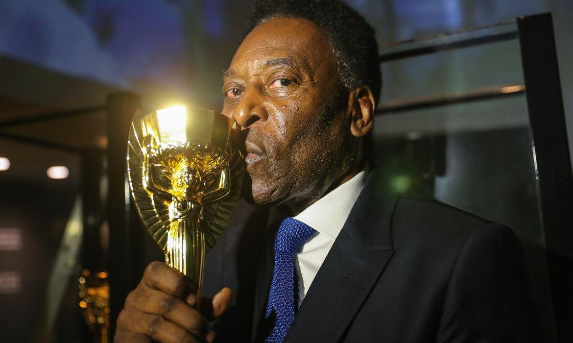 Rei do Futebol fez homenagem a Elza Soares